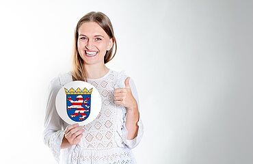Beihilfe Hessen: Beamtin mit Landeswappen von Hessen