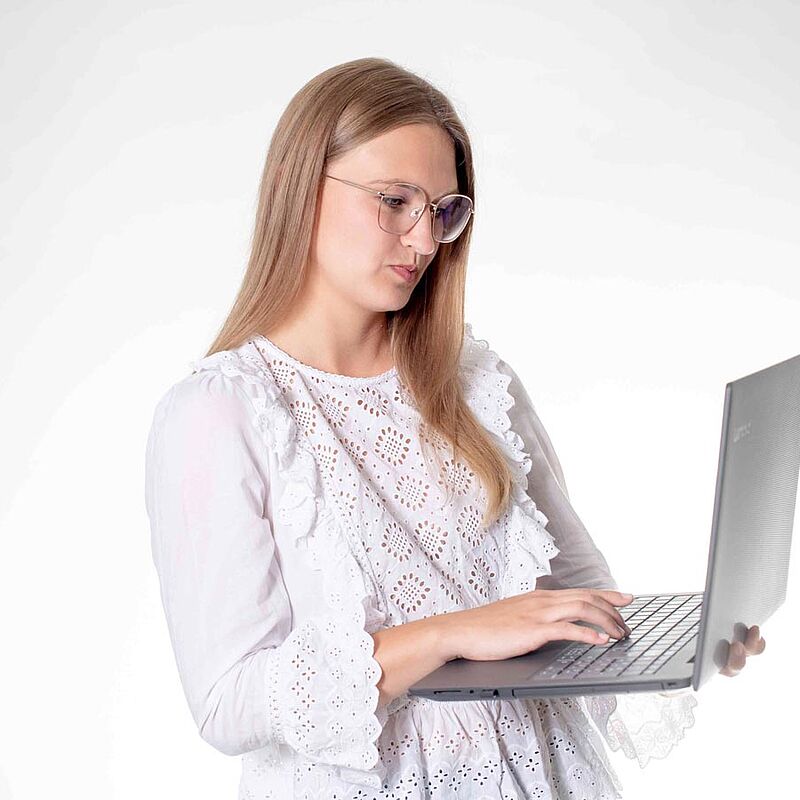 Frau am Laptop mit PKV-Rechner