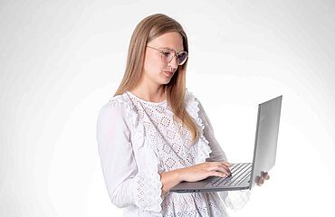 Frau am Laptop mit PKV-Rechner