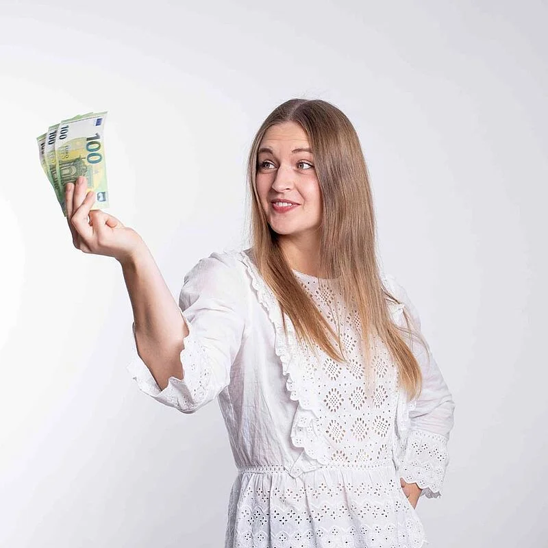 Beamtin hält Geld in der Hand | OPTINVEST Beamte