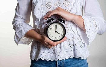 Öffungszeiten | OPTINVEST Beamte Uhr symbolisiert Dauer des Referendariats | OPTINVEST Beamte