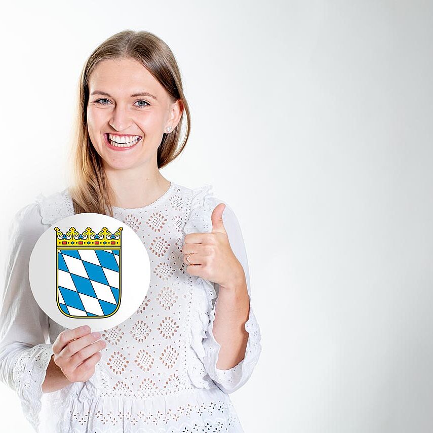 Beihilfe Bayern: Beamtin mit Landeswappen