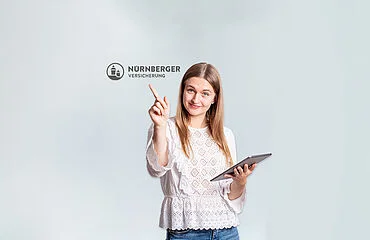 Beamtin zeigt auf Logo der Nürnberger Dienstunfähigkeitsversicherung | OPTINVEST Beamte