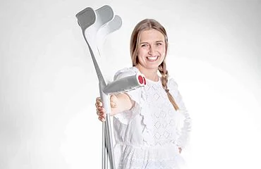 Frau mit Krücken