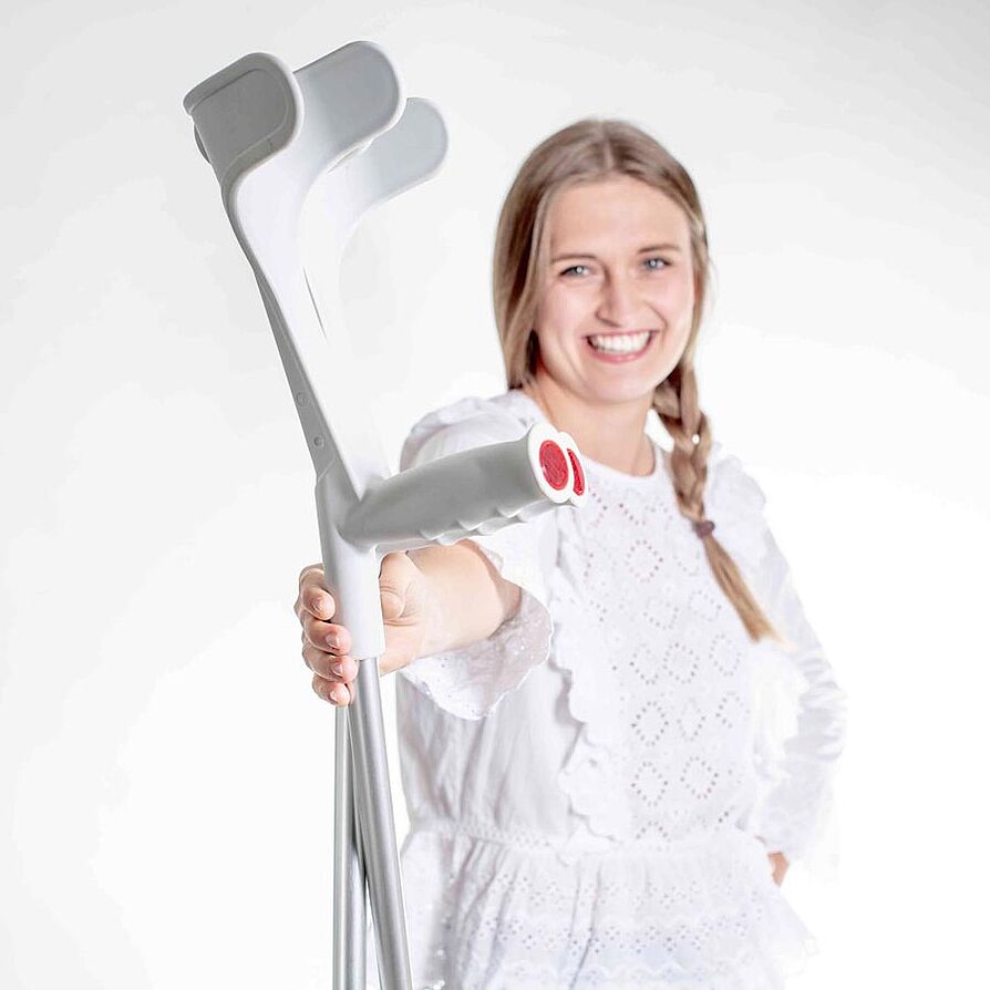 Frau mit Krücken