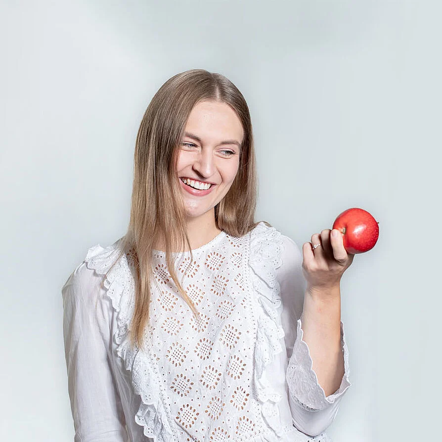 Junge Frau mit Apfel
