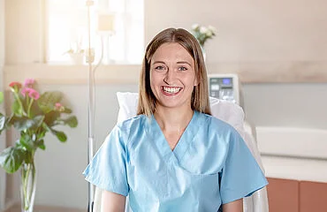 Glückliche Frau im Krankenbett