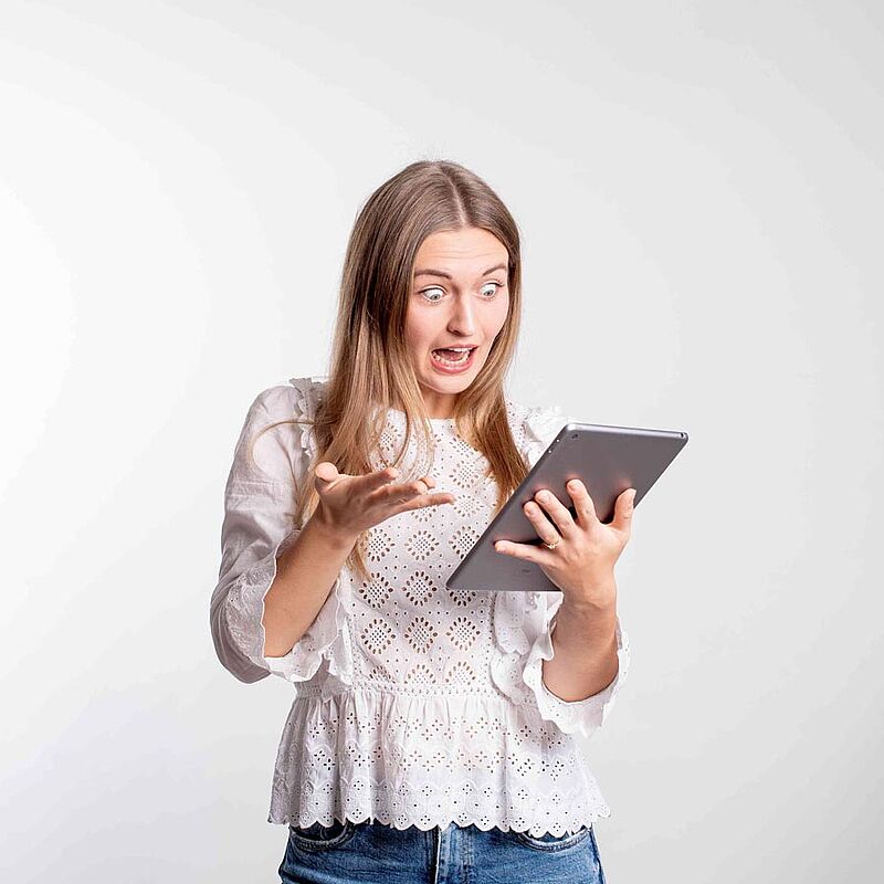 Beamtin prüft neuen INTER BeMed Tarif am Tablet | OPTINVEST Beamte