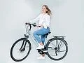 Junge Frau auf Rad