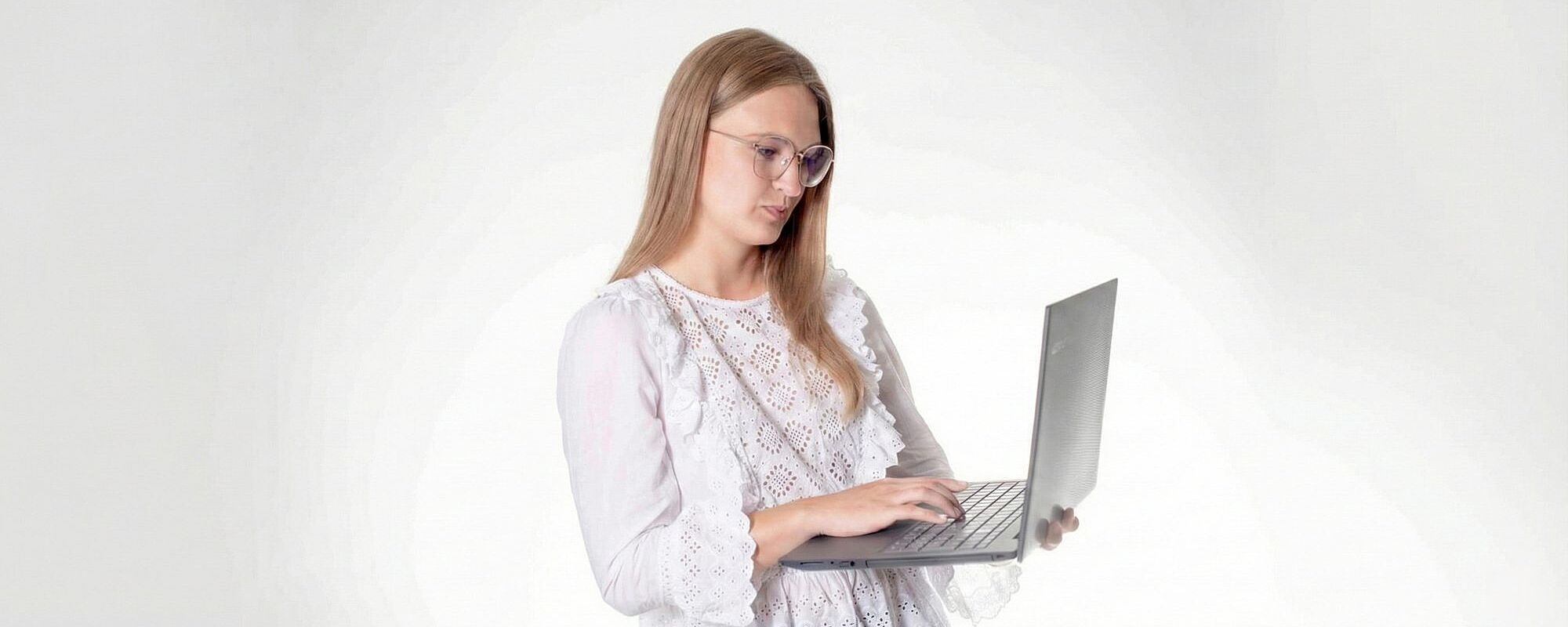 Junge Frau mit Laptop