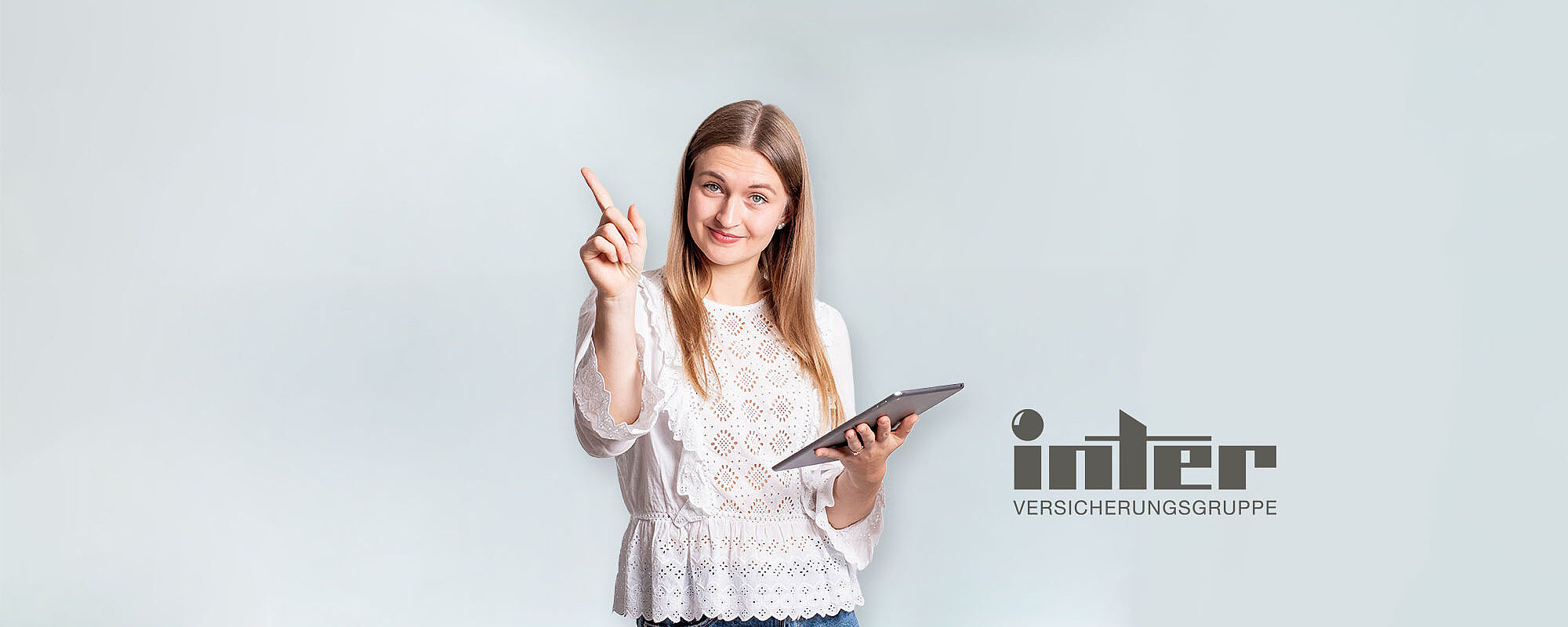 Beamtin vergleicht INTER PKV am Tablet - OPTINVEST Beamte