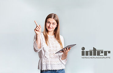 Beamtin vergleicht INTER PKV am Tablet - OPTINVEST Beamte