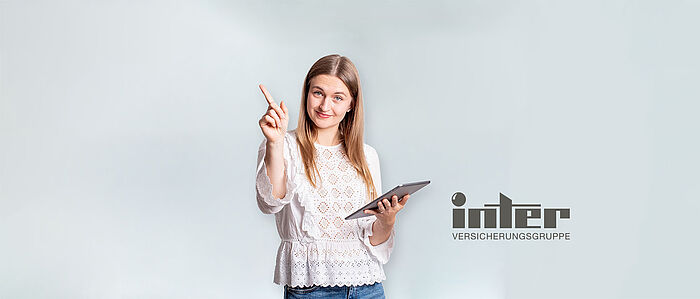 Beamtin vergleicht INTER PKV am Tablet - OPTINVEST Beamte