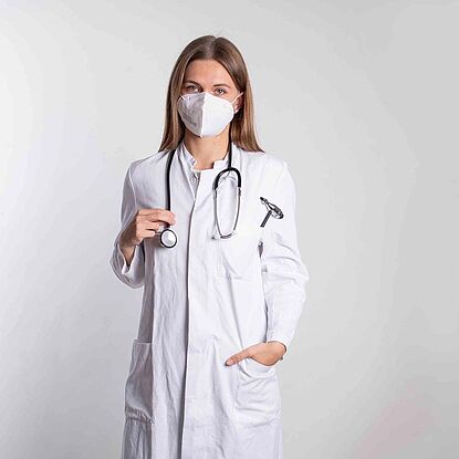 Beihilfe und private Krankenversicherung: Ärztin mit Stethoskop