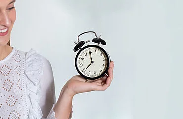 Beamte mit Uhr in der Hand OPTINVEST 