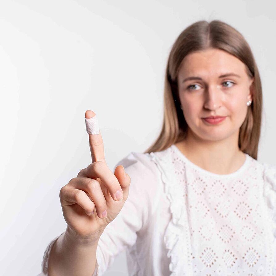 Frau mit Verletzung am Finger