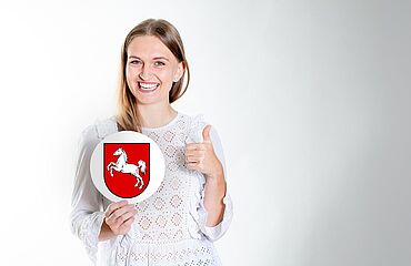 Beihilfe Niedersachsen: Beamtin mit Landeswappen von Niedersachsen