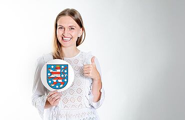 Beihilfe Thüringen: Beamtin mit Landeswappen von Thüringen