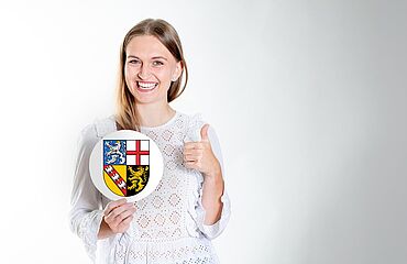 Beihilfe Saarland: Beamtin mit Landeswappen von Saarland