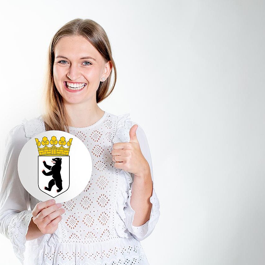 Beihilfe Berlin: Beamtin mit dem Berliner Wappen