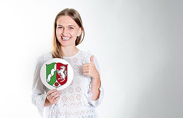 Beihilfe Nordrhein-Westfalen: Beamtin mit Landeswappen von Nordrhein-Westfalen