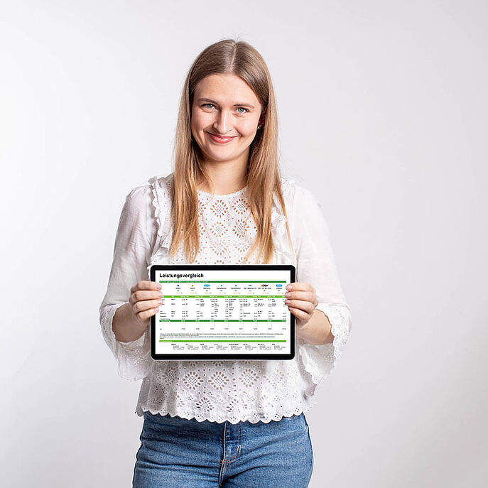 Beamtin mit Tarifverlgeich auf dem Tablet