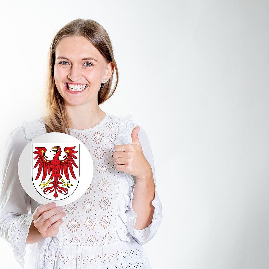Beihilfe Brandenburg: Beamtin mit dem Brandenburger Wappen