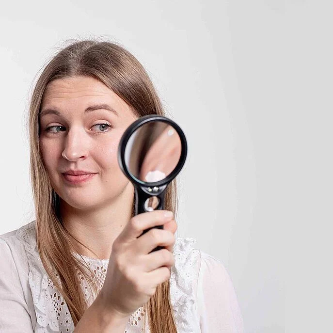 Beamtin prüft die Rechtssprechung mit Lupe | OPTINVEST Beamte