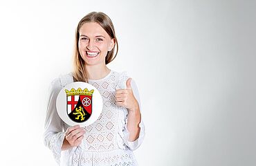 Beihilfe Rheinland-Pfalz: Beamtin mit Landeswappen von Rheinland-Pfalz