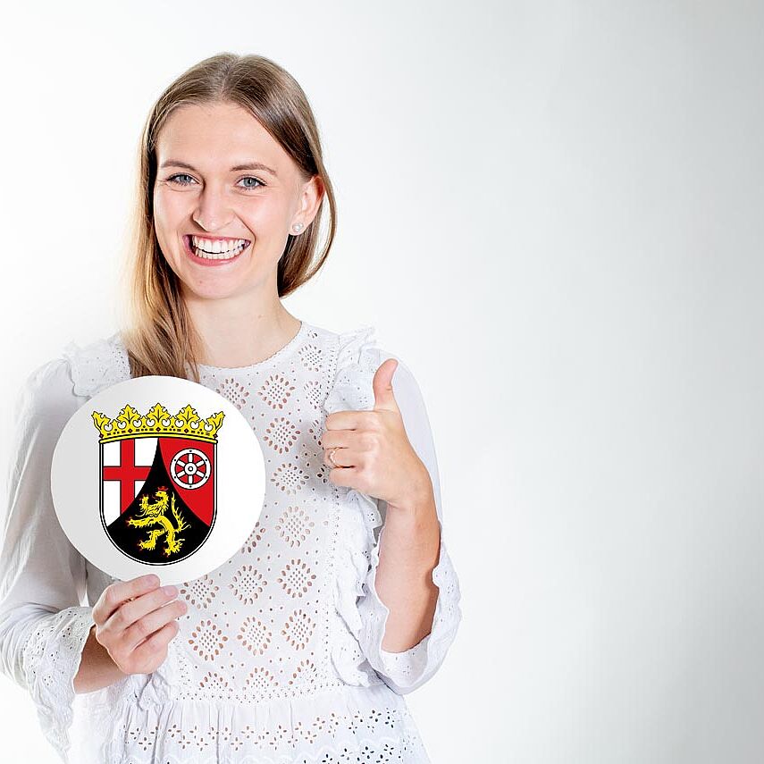 Beihilfe Rheinland-Pfalz: Beamtin mit Landeswappen von Rheinland-Pfalz