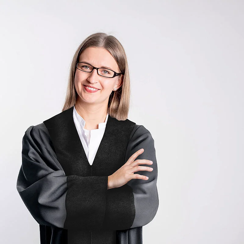 Staatsanwältin in Robe | OPTINVEST Beamte